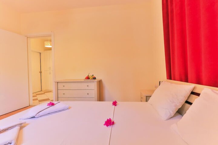 Room 8 of 28