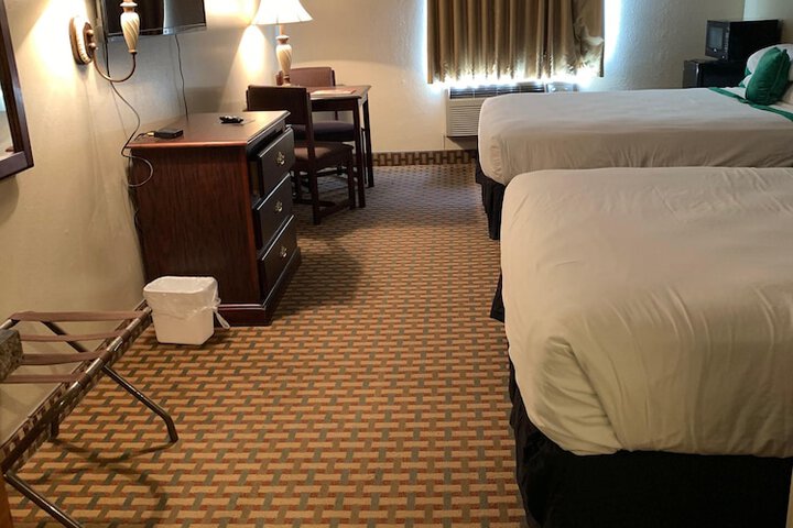 2 Queen Beds (2 of 3)