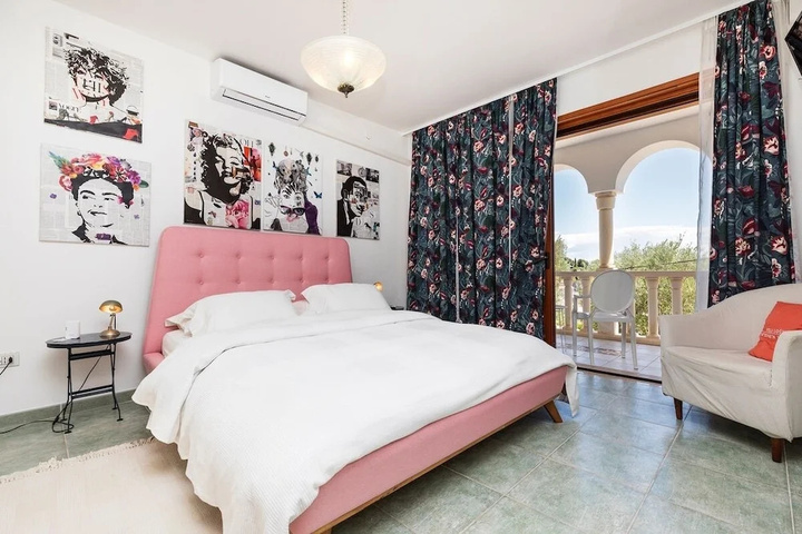 Room 5 of 10