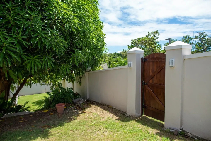 Newly Remodeled Townhouse w Private Pool Sc40