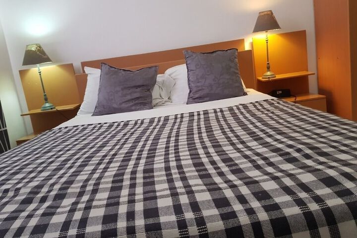 Room 4 of 16