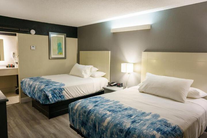 2 Queen Beds Work Desk Work Space Microwave and Refrigerator, Coffee and Tea Maker Full Breakfast (1 of 23)