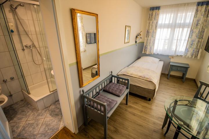 Room 10 of 48