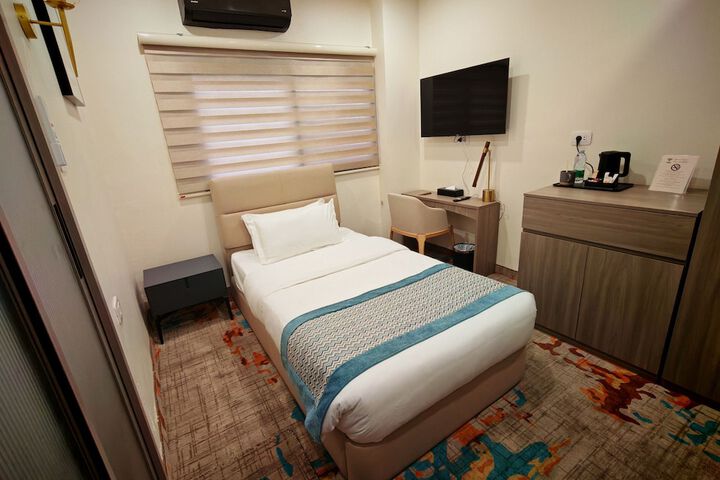 Room 15 of 118