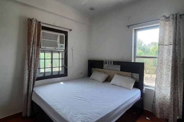 Room 2 of 6