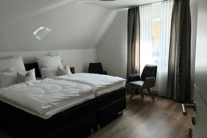Room 8 of 12