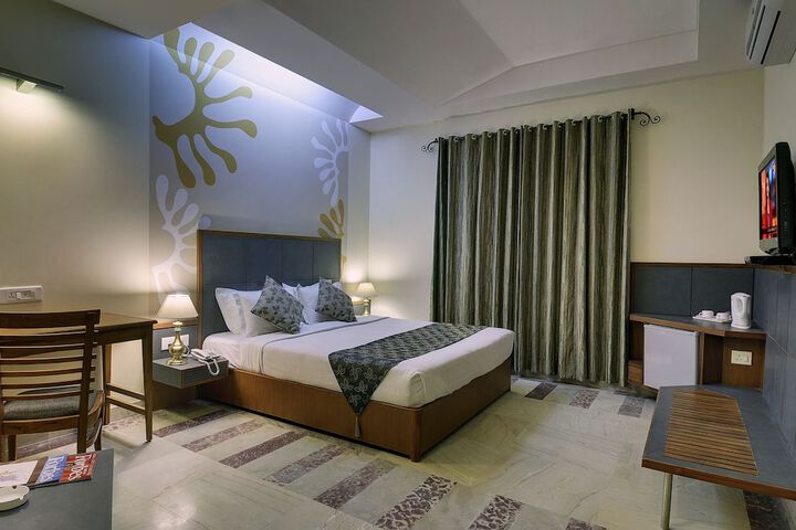 Room 9 of 32
