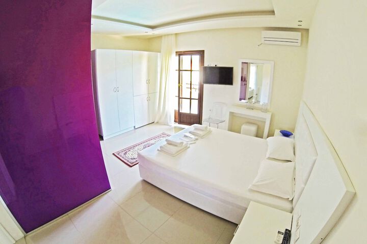 Room 4 of 52