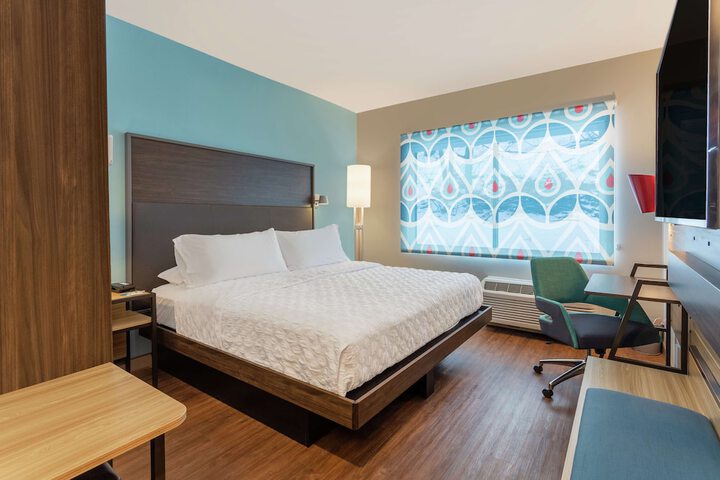 1 King Bed (10 of 12)