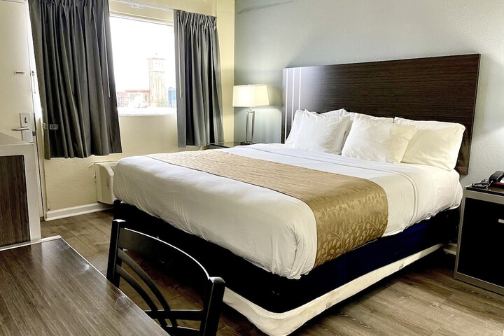 1 King Bed (5 of 23)