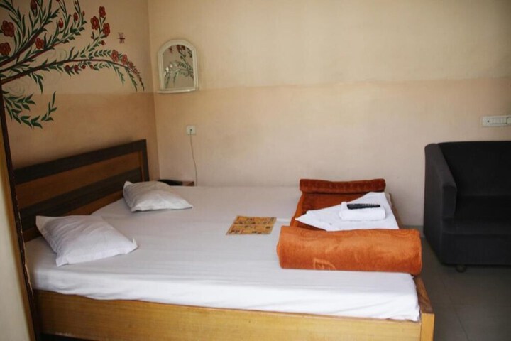 Room 4 of 38