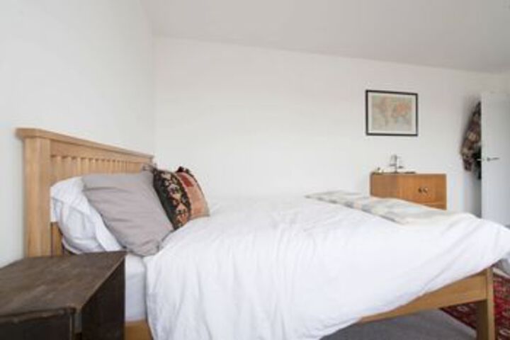 Room 4 of 9