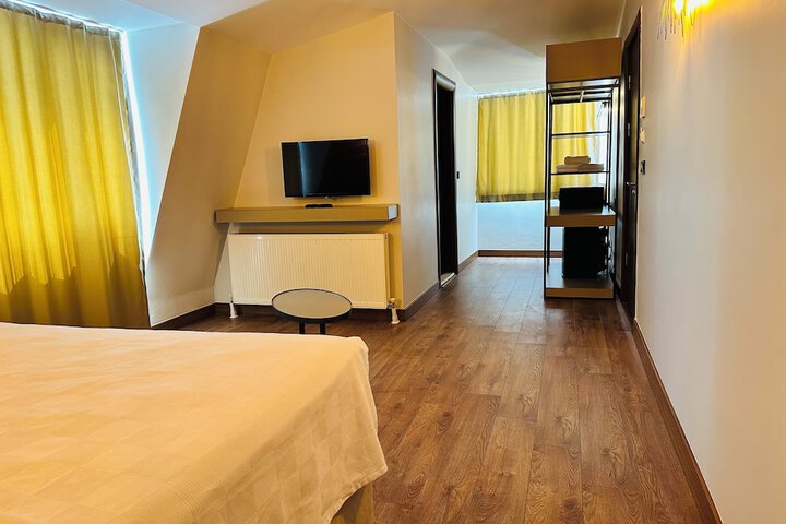 Room 8 of 27