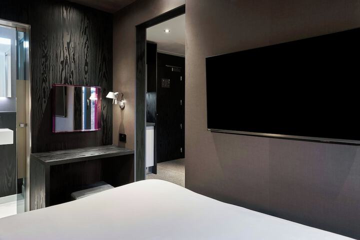 Room 10 of 14