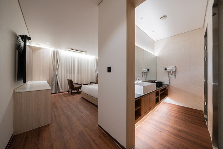 Room 14 of 104