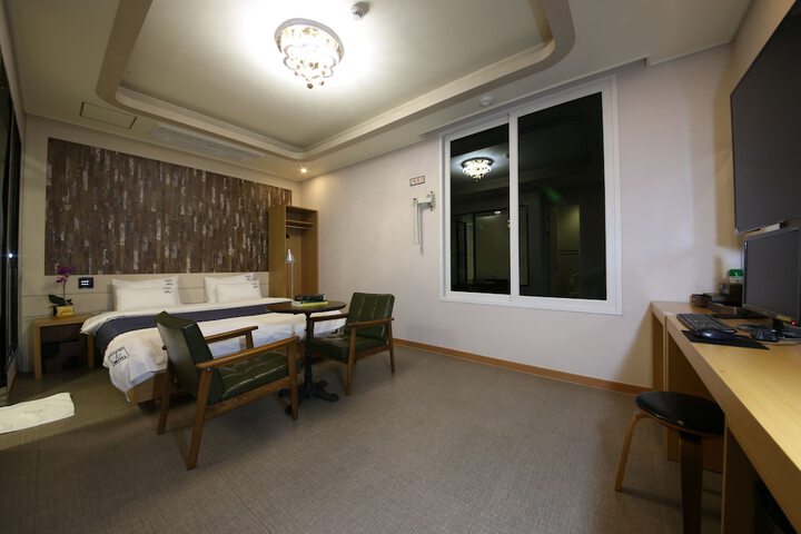 Room 11 of 33
