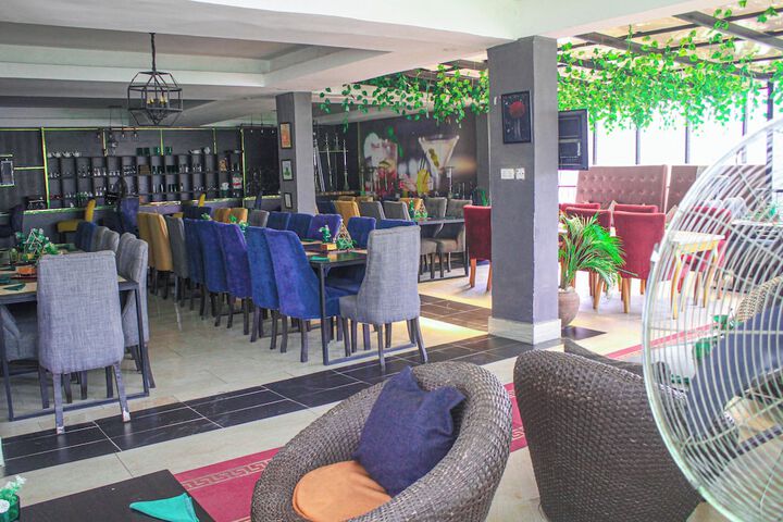 Lounge 20 of 29