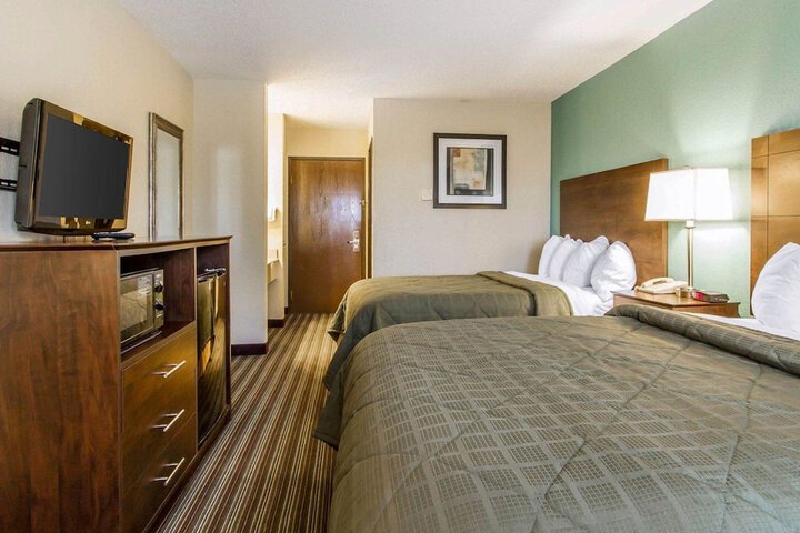 2 Queen Beds (1 of 8)