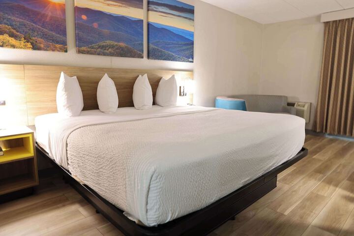 1 King Bed (3 of 5)