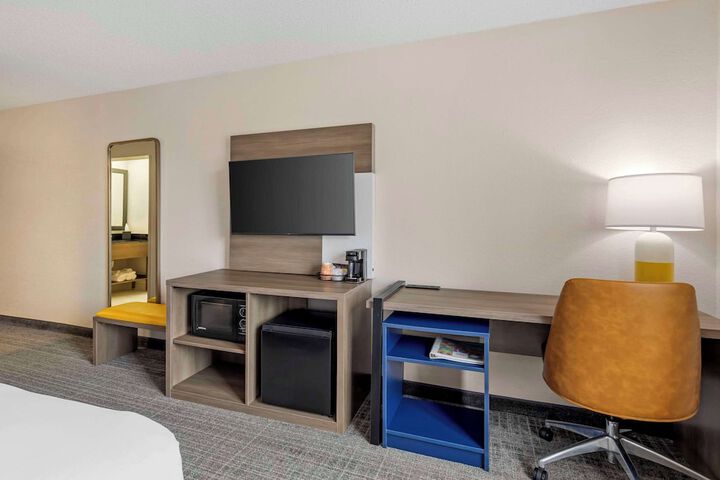 1 King Bed (7 of 9)
