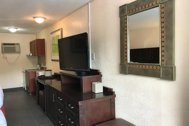 Room 6 of 12