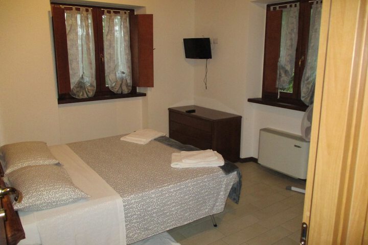 Room 4 of 33