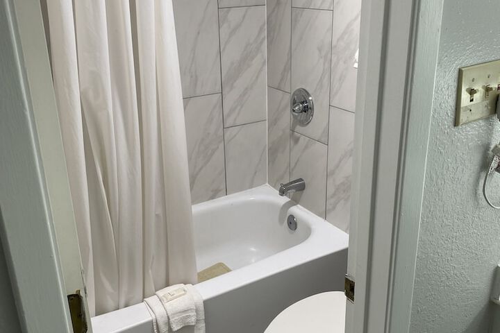 1 King Bed Mobility Hearing Accessible Room Bathtub with Grab Bars (12 of 14)