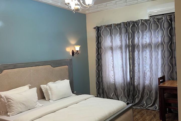 Room 7 of 12