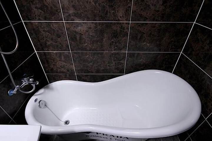 Deep soaking bathtub