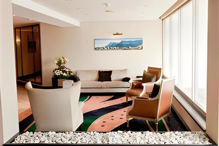 Lounge 6 of 10