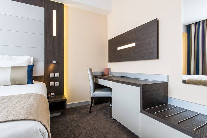 Room 12 of 103