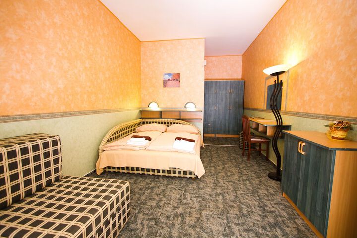 Room 6 of 32