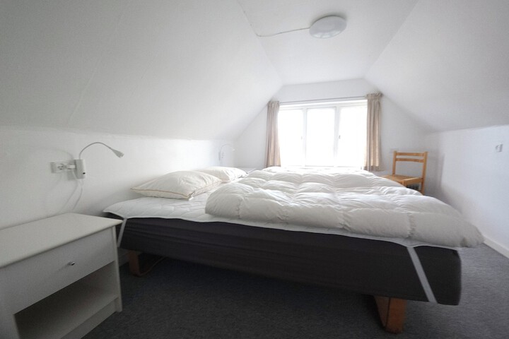 Room 8 of 93