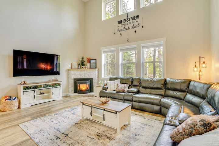 Spacious Donnelly Family Home w / Private Hot Tub!