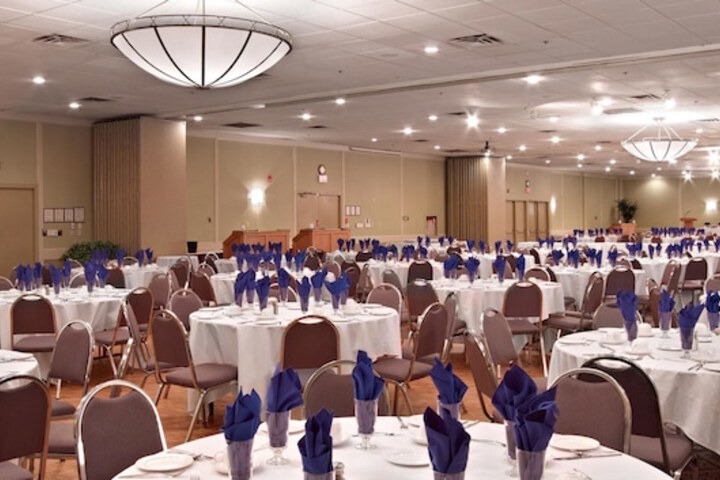 Ballroom/Hall 73 of 84