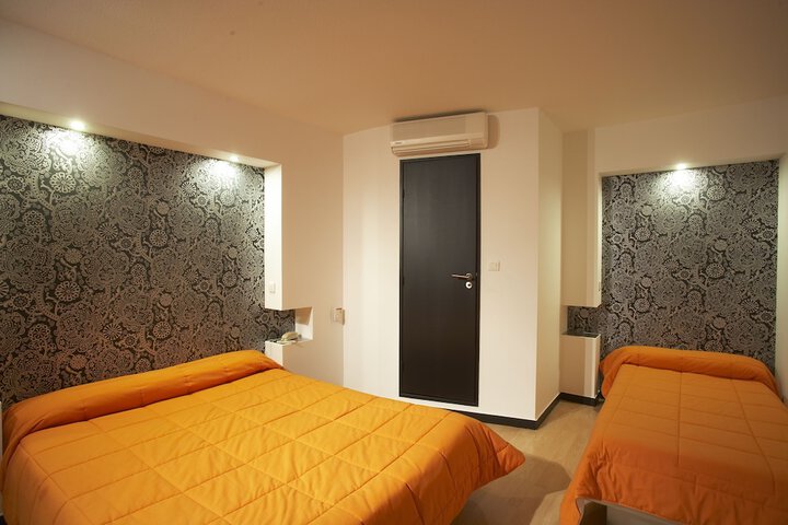 Room 10 of 65