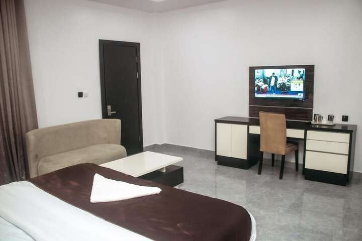 Room 9 of 104
