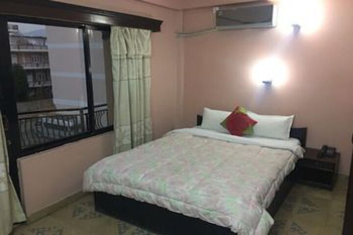 Room 13 of 38