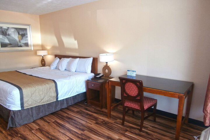 1 King Bed (6 of 8)