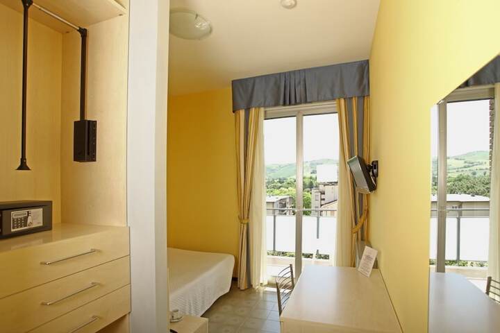 Room 15 of 33