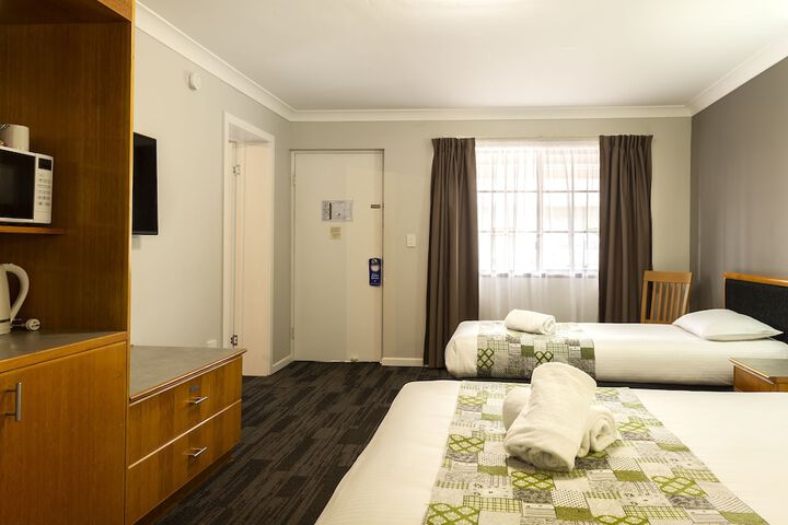 Room 27 of 85