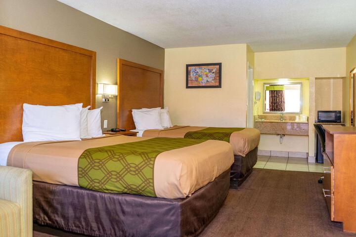 2 Queen Beds (2 of 7)