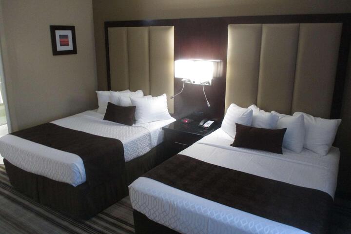 2 Queen Beds Microwave WiFi Full Breakfast (8 of 13)