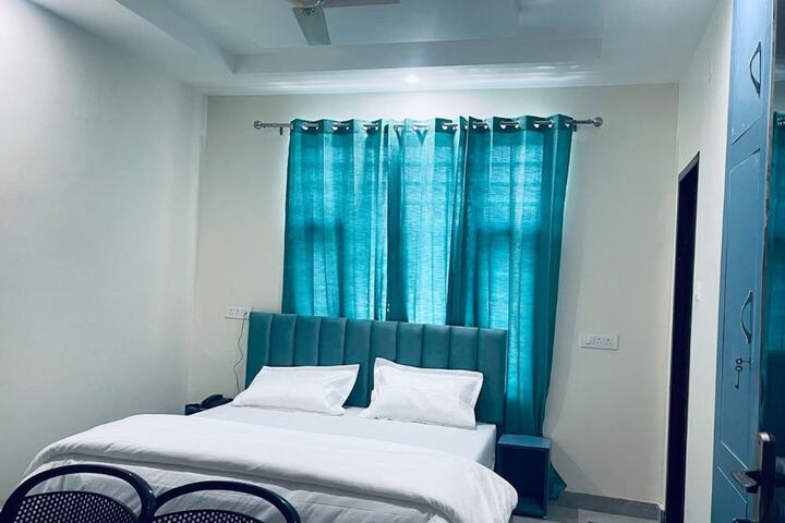 Room 12 of 15
