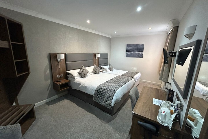 Room 4 of 97