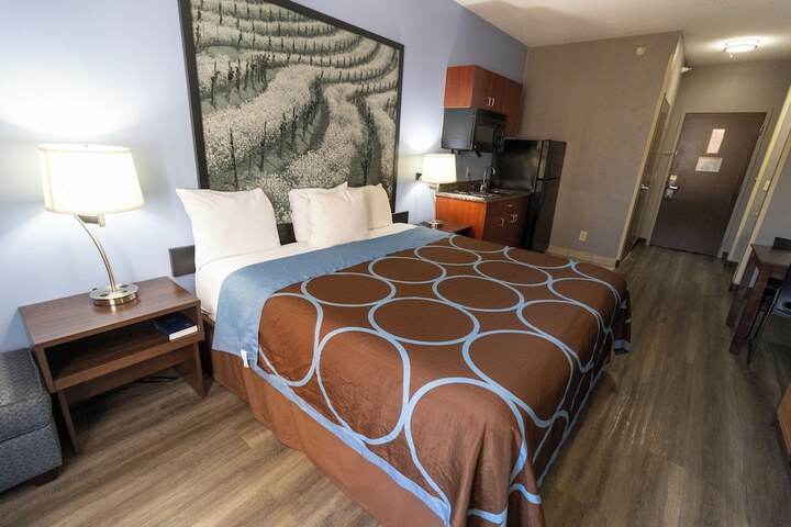 1 King Bed (8 of 33)