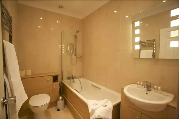 Room 4 of 8