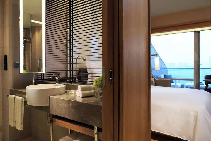 Room 52 of 119