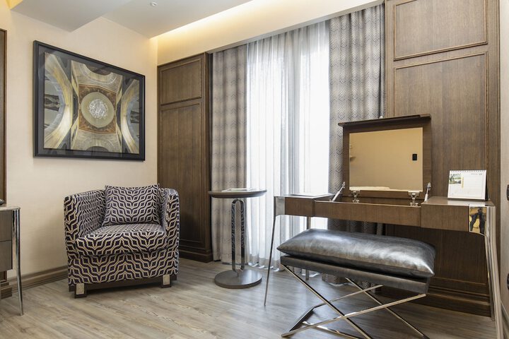 Room 25 of 204