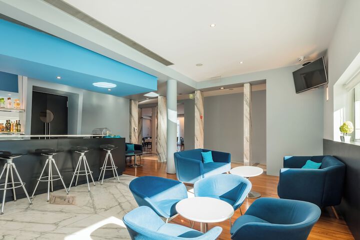 Lounge 30 of 43